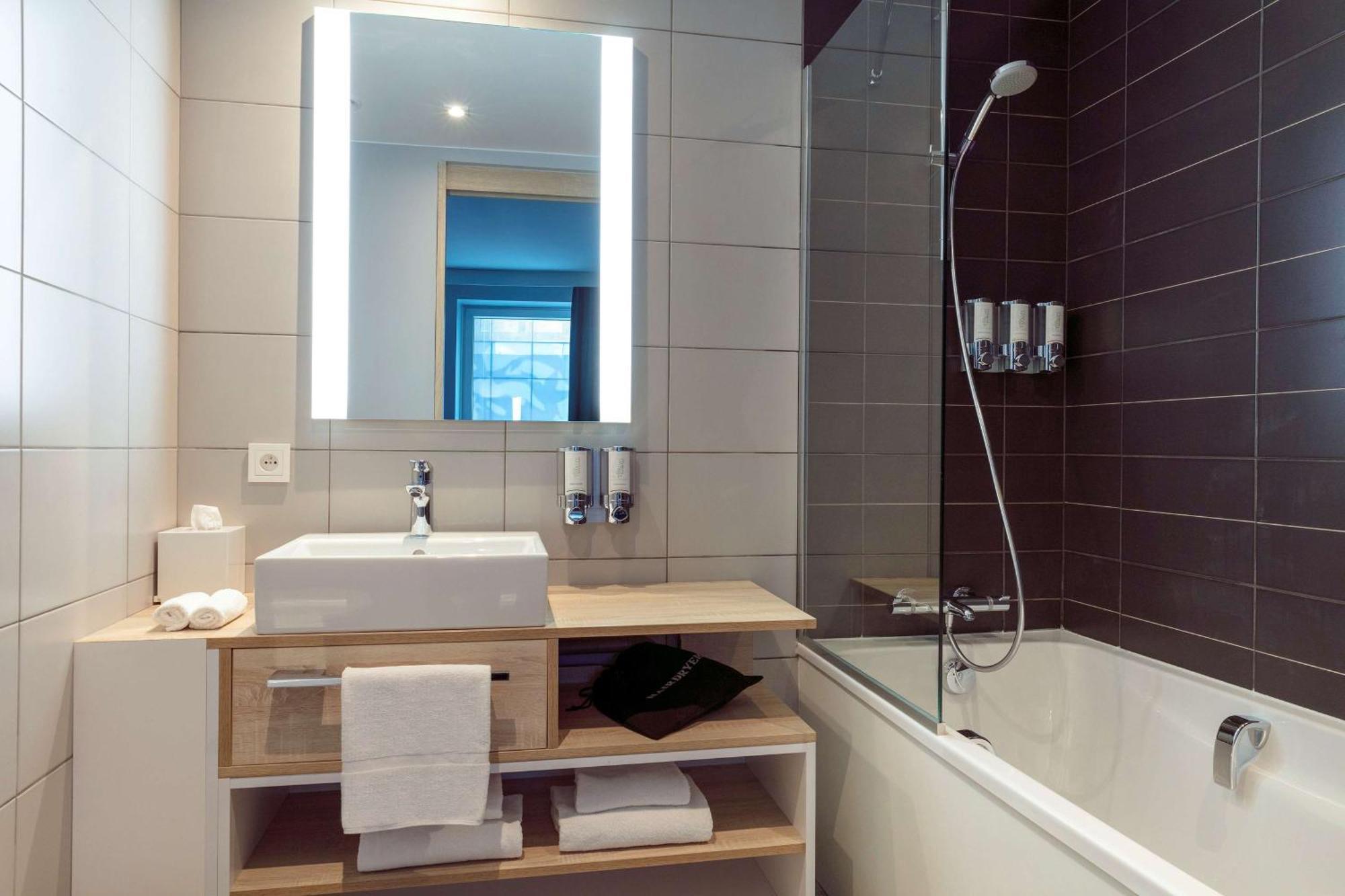 Hampton By Hilton Paris Clichy Hotel Екстериор снимка